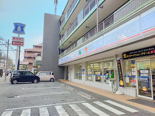 芹が谷4丁目のアクセスしやすい場所にある使い勝手の良いコンビニ。近隣住民の日常使いやドライブ中の立ち寄りに便利で、手軽なお買い物スポットとして親しまれています。