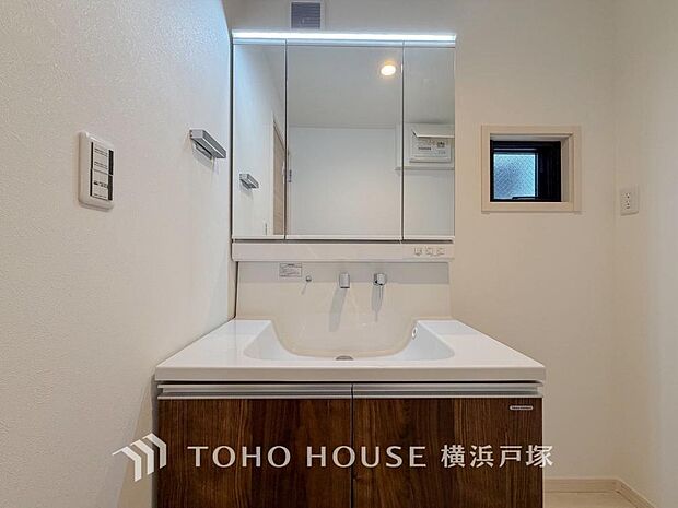 手で洗いたい大切な服など、広く使えると助かる洗面台は汚れの付きにくい形状と素材で造られております。