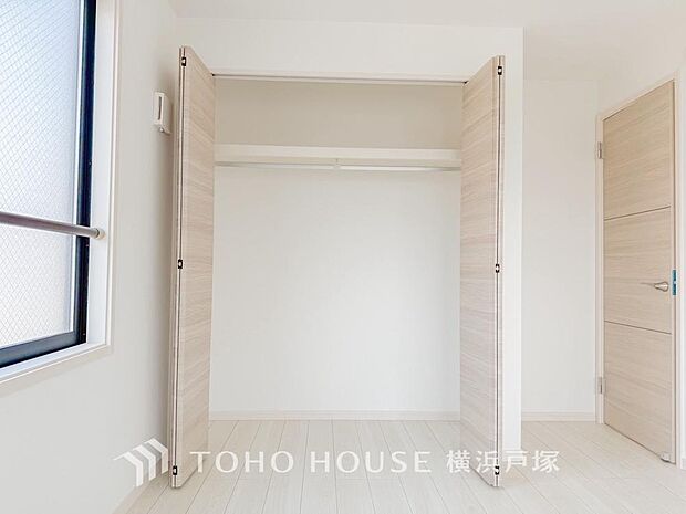 建物内部の収納には拘りました。共有部分に設けた収納。お荷物が多い方にも安心です。