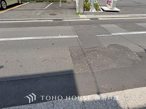 街並みの風景に包み込まれながら、瀟洒な印象も湛えて佇みます。