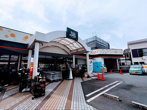 芹が谷エリアの暮らしを支える地域密着型のスーパーマーケット。安心・安全な生鮮食品や自家製のお惣菜、日用品がバランスよく揃い、駐車場完備で日々の買い出しに大活躍しています。