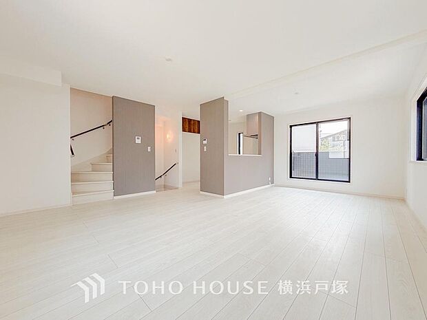 光が注がれる青い空から鮮やかに赤色にゆっくりと染まる。そんな優しい時間がここでは流れてゆく。