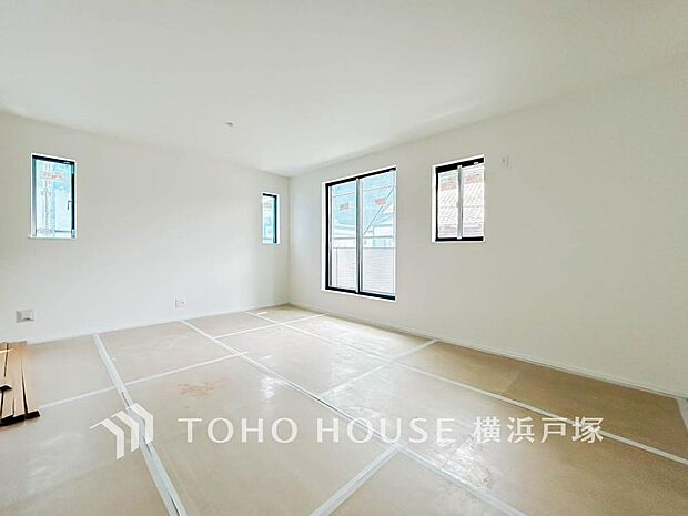 【Living room】ここにはみんなが集い、食事と楽しい会話が始まる。話に夢中になりすぎて、ついつい時を忘れてしまう。そんな束の間の幸せを感じさせてくれる場所。(B棟)