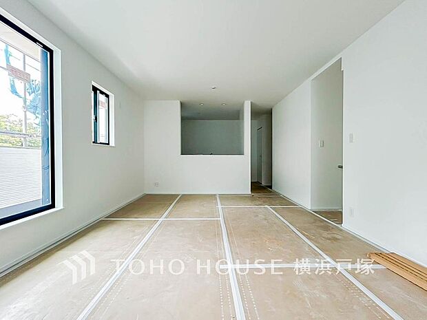 【Living room】一日の中で多くの時間を過すことになる住まいだからこそ、いつも穏やかな空間であるように心掛けています。構成する建材などへの配慮が、住まう方の健康を守ります。(B棟)