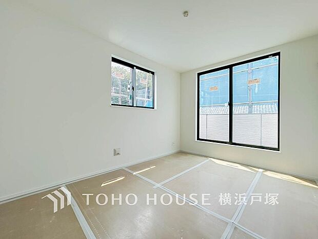 【Room】大きな窓からたっぷりと陽光が注がれる明るい空間。家族の成長に対応できる永住仕様の間取り。時を忘れて過ごす場所として過ごせるお部屋。(B棟)