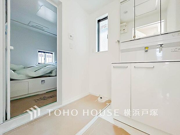 【Powder room】脱衣スペースを含む空間はゆとりの広さを設け、また洗面化粧台にも収納スペースを設ける事により、散らかりやすい洗面スペースをスッキリ保てます。(B棟)