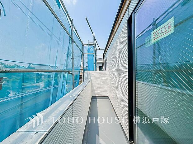 【Balcony】暮らしの中で光と風を演出してくれるバルコニー、見事なまでの開放的な空間を演出しながら、プライベート性も確保された空間は我が家の自慢です。(B棟)