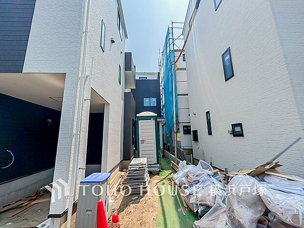 【Car space】住まいの外観と調和するカースペース。お車の乗り降りや荷物の出し入れも行いやすい駐車スペースです。(C棟)