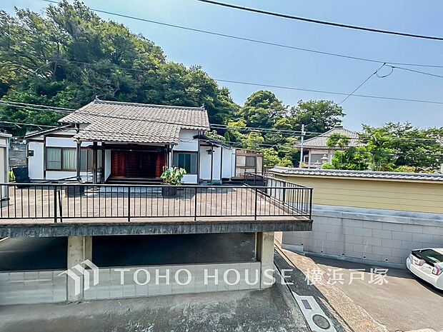 【View】手を伸ばせば、ふれることが出来そうな環境が、そのままインテリアになったような印象です。その豊かな眺望にふさわしい空間には、通風・採光にも優れ、心地よい光と風があふれています。(B棟)