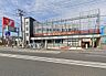 周辺：ヤオコー 横浜天神橋店(500m)は、新鮮な食材や高品質なお惣菜が豊富に揃う人気スーパー。駐車場も完備されており、日々の買い物から週末のまとめ買いまで大活躍する、暮らしの利便性を高める心強い存在です。