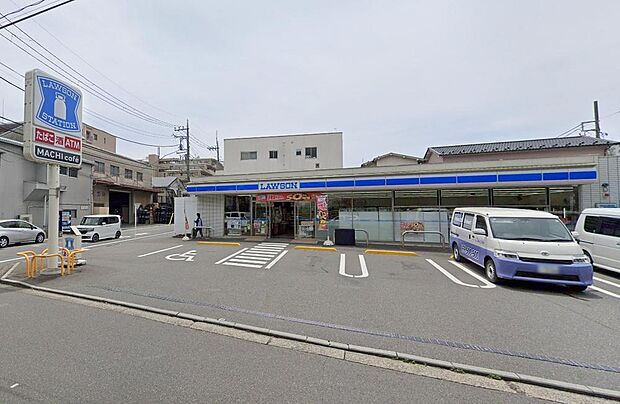 ローソン磯子丸山一丁目店(650m)は、24時間営業で急なお買い物や各種手続きにも便利なコンビニ。ちょっとした日用品の補充から深夜・早朝の利用まで、住まいの近くで日々の暮らしを快適に支えてくれます。