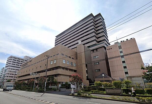 横浜市立大学附属市民総合医療センター(800m)多診療科を擁する先進的で頼もしい総合病院。24時間体制の救急対応や専門医療の充実により、万が一の際にも迅速に対応できる、暮らしの安心感を高める存在です。