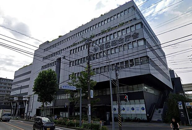 横浜市南区役所(1100m)は、各種手続きや行政サービスをスムーズに行える暮らしの拠点。バリアフリー設計や各種相談窓口も充実しており、生活の利便性を高め、地域の安全な暮らしを支える頼もしい施設です。
