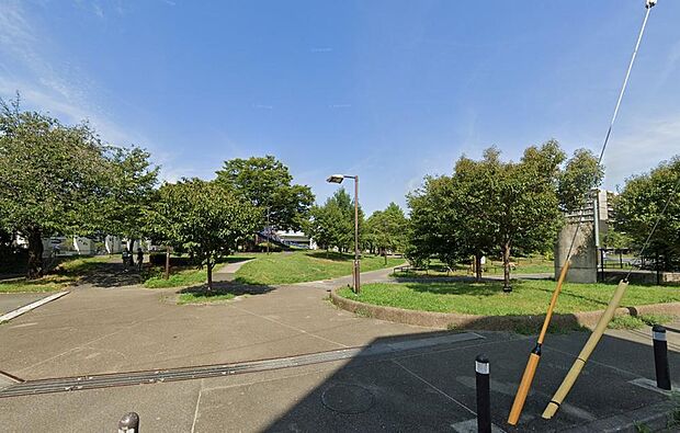蒔田公園(850m)大岡川沿いに広がる緑豊かな大型公園。遊具が充実したキッズスペースや広々とした広場があり、お散歩や休日のお出かけに最適。四季の自然を感じながら家族でリフレッシュできるスポットです。
