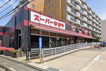 戸塚区深谷町に位置するスーパー「なかや戸塚店」。新鮮な生鮮食品や日用品が揃い、日常のお買い物を便利に支えます。駐車場も備わりお車での移動も快適。毎日の暮らしと豊かな食卓を身近で支えるスポット。