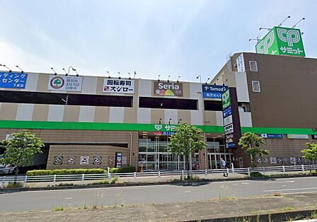 横浜市戸塚区下倉田町に位置するスーパー。新鮮な食材や惣菜が充実し、日々の買物を快適にサポートします。駐車場完備でお車でのまとめ買いも便利。毎日の食卓と快適な暮らしを身近で支える頼もしい存在。
