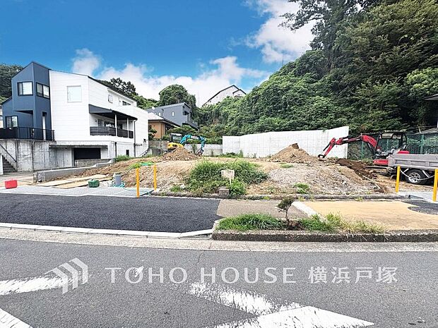 「Frontal road」忙しく過ぎゆく日常を置き去るほど、ゆったりした時間が流れる住環境。「快適」は「家」と「街」と「環境」が調和した時に訪れるだと改めて感じさせてくれます。