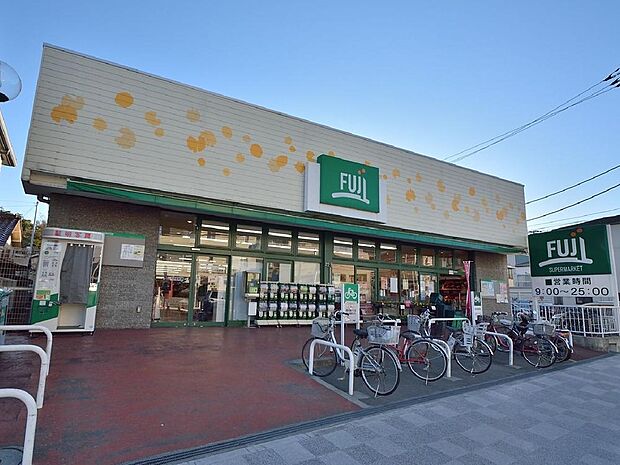 天神橋交差点近くにある使い勝手の良いスーパーマーケット。鮮度の高い生鮮食品から手作り感のあるお惣菜までバランスよく揃い、近隣住民の日常の買い出し拠点として親しまれています。