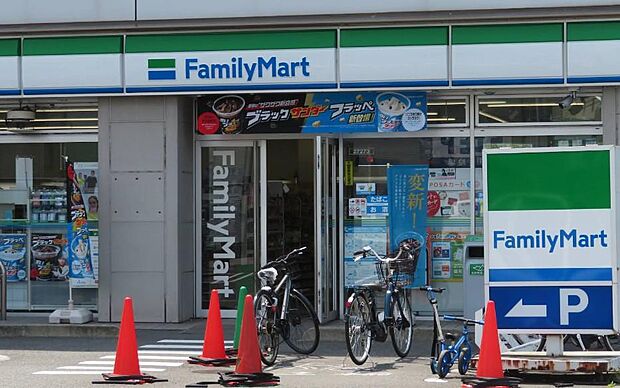 公田町の主要道路沿いにある立ち寄りやすいコンビニ。広い駐車場を備えており、定評のあるお弁当や各種サービスが揃い、ドライバーや周辺住民の日常使いに大変便利です。