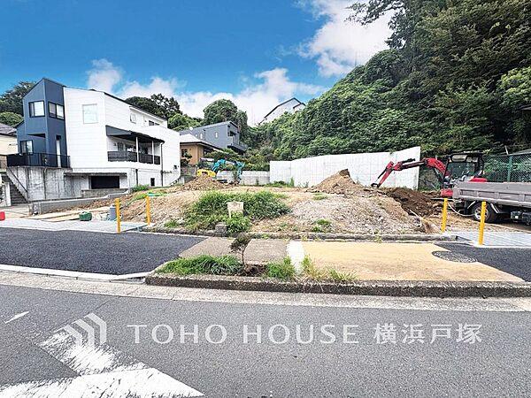 「Frontal road」今は土地の状態ですが、敷地の広さや周辺の住環境を直接感じていただけます。完成後の住まいを想像する楽しみが広がる場所です。