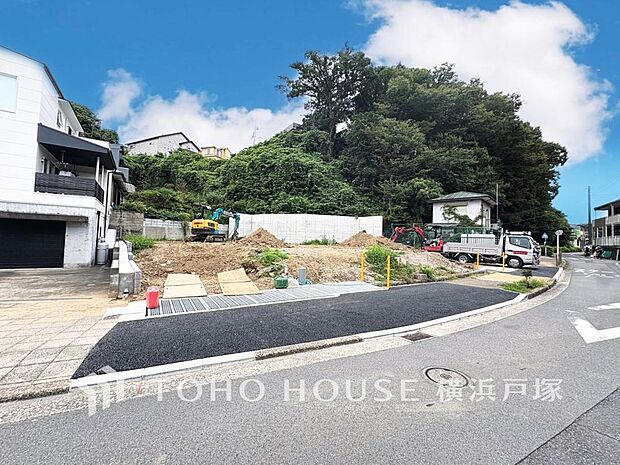周辺環境とのコラボレーションにより明るく開放的な空間を演出しております。