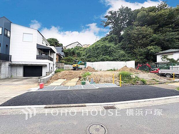 街並みの風景に包み込まれながら、瀟洒な印象も湛えて佇みます。