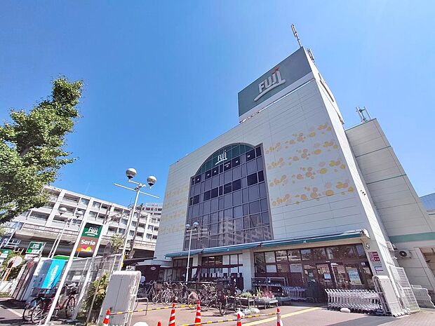 本郷台エリアの暮らしを支える地域密着型スーパーマーケット。日常使いしやすい新鮮な食材やお惣菜が手頃な価格で並び、周辺住民の毎日の食卓を足元からサポートしています。