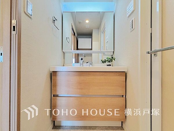 身だしなみのチェックがしやすい大きな鏡、下には収納がたっぷり。スッキリとした空間を演出いたします。