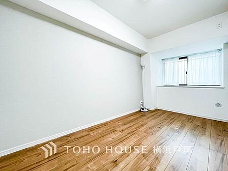 【Room】1日の疲れを癒し、心地よく寛げるようゆったりとした広さを確保しています。プライベートタイムをより優雅に穏やかに…。落ち着いた雰囲気を紡ぎます。