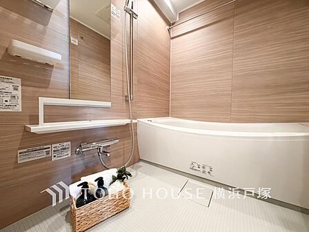 【Bathroom】1日の疲れを取り心身を癒すことができる住まいの中のリラクゼーション空間、リラックスできるよう優しいカラーをチョイスしました。時を忘れるほどのんびりできる空間に。