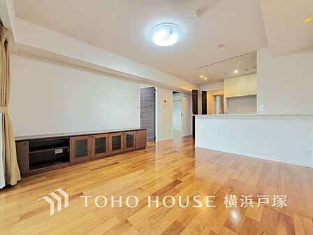 【Living room】家族みんなが爽やかに健やかに過ごせるように、溢れる光をたっぷり取り込んだリビングダイニング。集いの場、憩いの場としての快適性を求めたやすらぎの空間です。