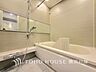 浴室：【Bathroom】1日の疲れを取り心身を癒すことができる住まいの中のリラクゼーション空間、リラックスできるよう優しいカラーをチョイスしました。時を忘れるほどのんびりできる空間に。