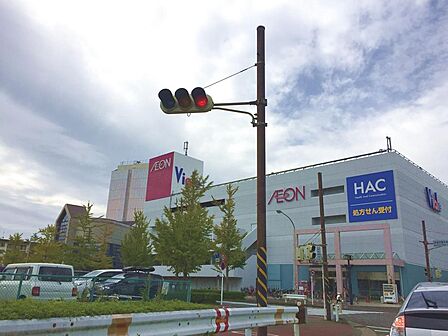 イオン金沢シーサイド店まで約850m。食料品をはじめ、衣料品や日用品、生活雑貨など幅広い商品を扱う店舗。食品売場は8時から23時まで営業しています。