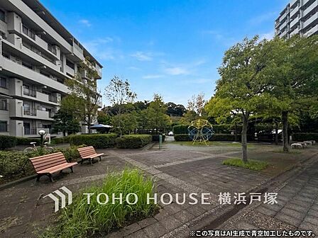 【敷地内公園】団地内に設けられた身近な公園。緑に囲まれた穏やかな空間が広がり、日々の暮らしの中で季節の移ろいや心地よい風を感じながら過ごせます。