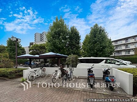 【Bike space】大切なバイクを守る専用スペース。安心して駐車でき、快適な移動をサポートする便利なバイク置き場。