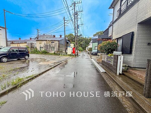 街並みの風景に包み込まれながら、瀟洒な印象も湛えて佇みます。