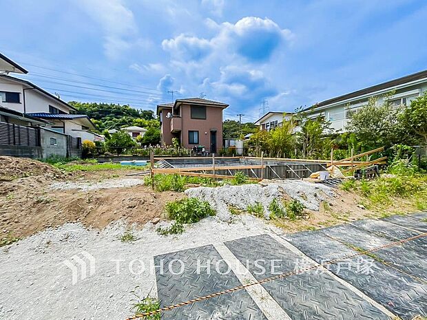 4LDKの大型間取の建物となります。約22帖のLDKを中心にゆとりある間取の戸建の誕生が待ち遠しいですね。(2026.8)
