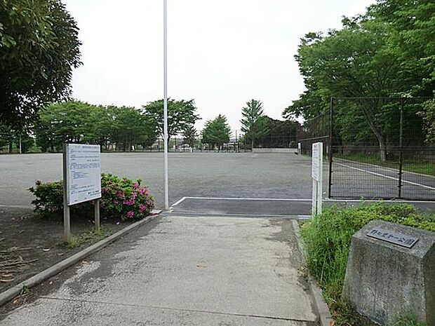 敷地内には少年野球場のほか、すべり台などの各種遊具や大人向けの健康器具を完備。ラジオ体操や運動など、地域住民の憩いの場として親しまれています。