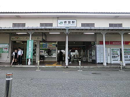 JR横須賀線「衣笠」駅(500m)横浜駅まで約48分、品川駅まで約71分。駅前のバスターミナルからは横須賀中央方面にもアクセス可能。