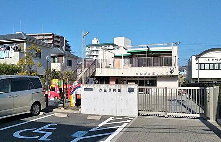 衣笠保育園(350m)地域に根ざした保育園として、子どもたちの成長を温かくサポート。毎日の送り迎えにも便利で、子育て世帯に嬉しい住環境が整っています。