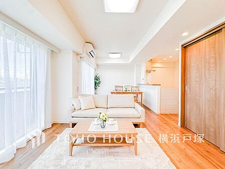 光が注がれる青い空から鮮やかに赤色にゆっくりと染まる。そんな優しい時間がここでは流れてゆく。
