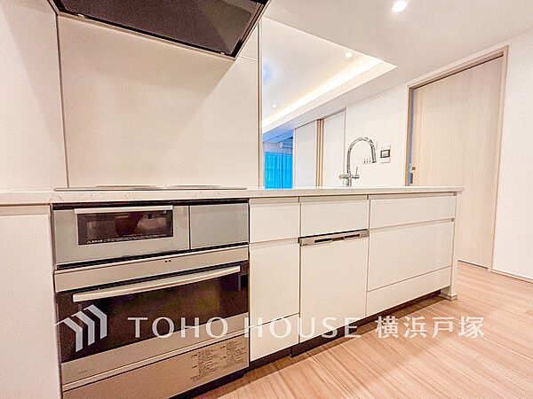 【Kitchen】使い勝手の良い設備のキッチンで効率よくお料理もできます。食する料理に家族が舌鼓を打ち自然と笑いが絶えない空気感がそこに広がります。自慢の腕をふるってください。