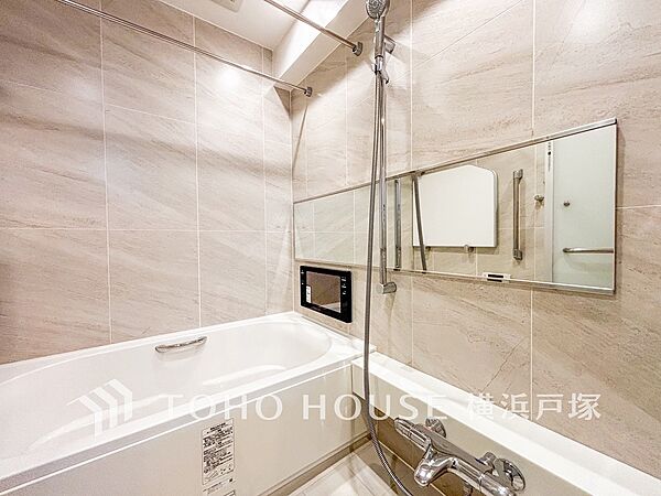 【Bathroom】快適な使い心地とゆとりある空間が1日の疲れを解きほぐすバスルーム。空間も浴槽もゆったりのびのび使えるゆとり設計。広く感じるゆとり設計で快適なリラックスタイムを過ごせます。