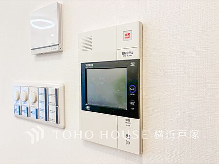 【TVモニタ付きインターホン】訪問者を玄関まで行かずに確認できます。嫌な訪問者と直接接触しないためトラブルを避けられます。