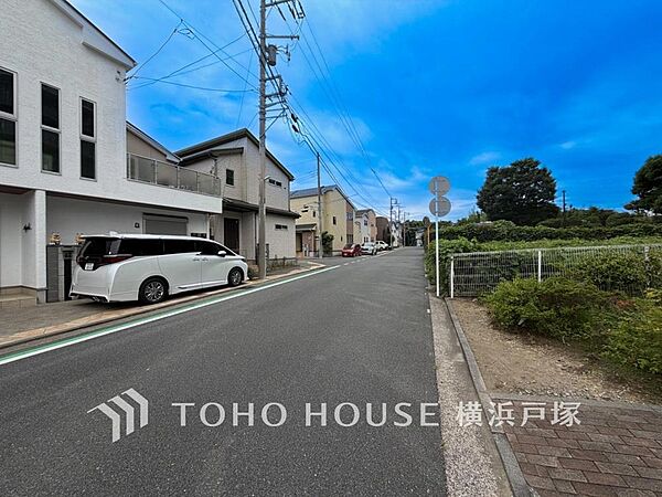 【Frontal road】広々とした前面道路が、陽光と開放感あふれる街並みを彩ります。