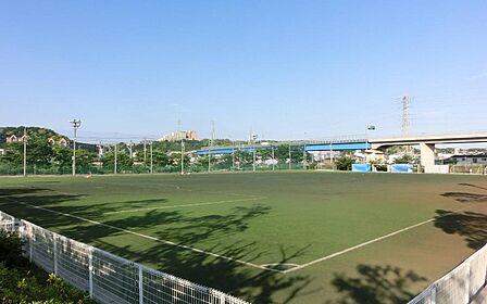 大矢部公園まで約1600m。住宅街に位置する地域密着型の公園です。大型遊具が特徴的で、特にスピードが出るすべり台や動物のオブジェがあります
