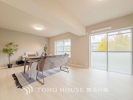 【Living room】ここにはみんなが集い、食事と楽しい会話が始まる。話に夢中になりすぎて、ついつい時を忘れてしまう。そんな束の間の幸せを感じさせてくれる場所。