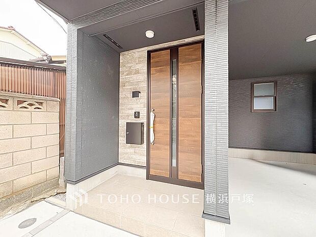 【Entrance】家族の笑顔が集まる我が家の玄関。雨風から守られたアプローチは、お子様との外出も安心、快適な毎日を演出します。