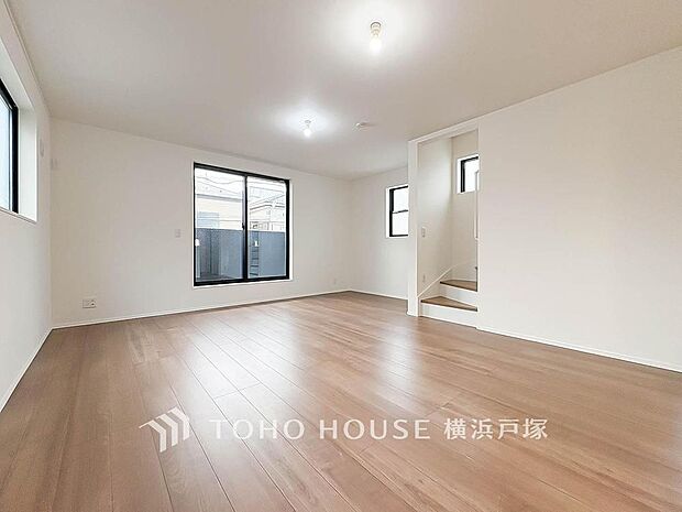 【Living room】陽光が降り注ぐ広々としたリビングは、家族の笑顔と会話が弾む開放的な空間。明るいフローリングが心地よさを演出します。