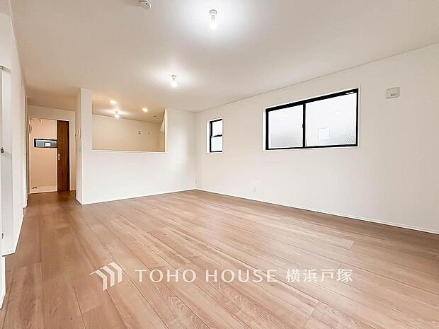 【Living room】シンプルで居心地の良いリビングスペース。家族の時間をゆったり楽しめる、温もりを感じる住まいの中心。